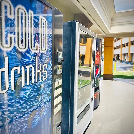 Days Inn By Wyndham Westend Alexandria,Va Washington Dc Area Екстер'єр фото