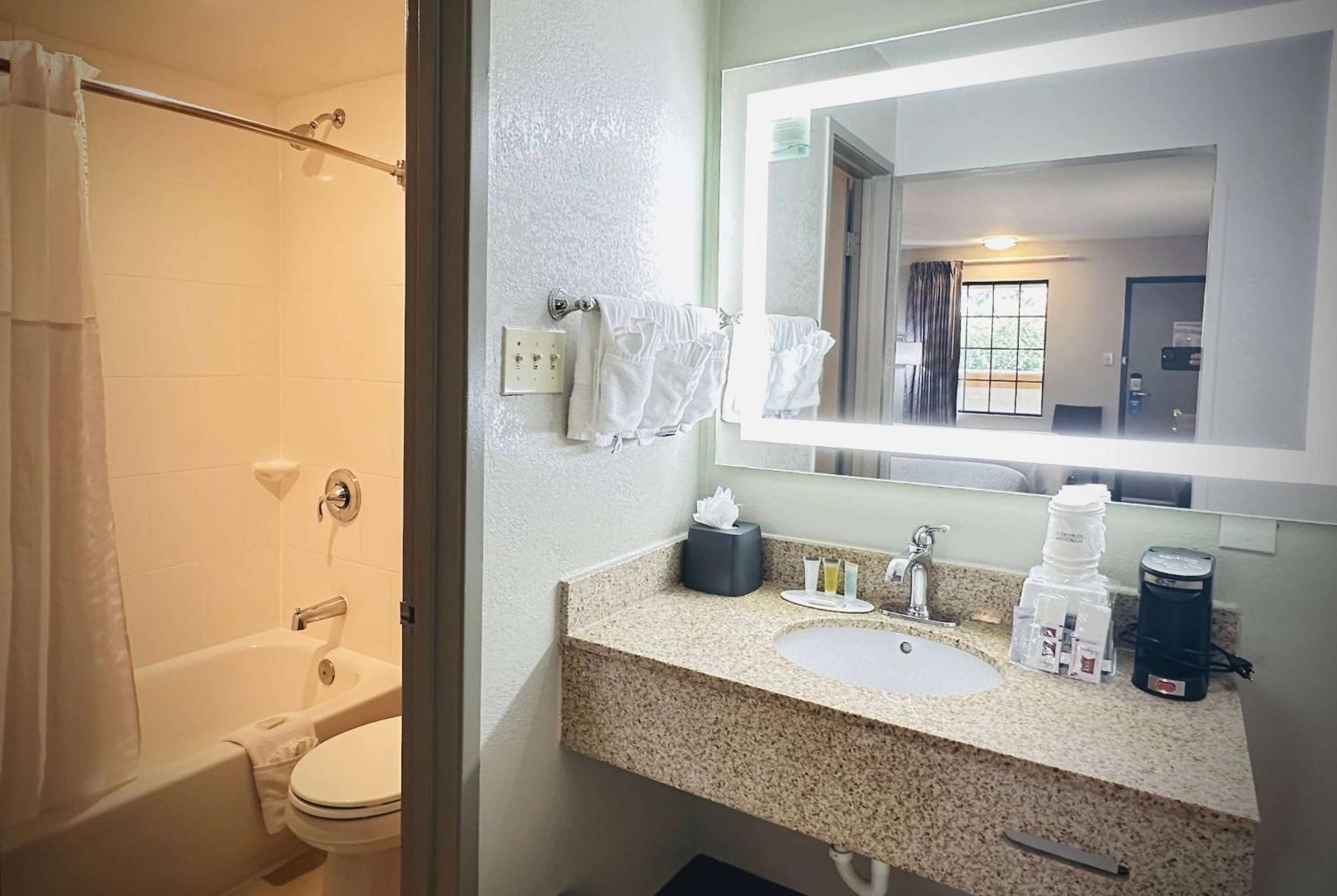Days Inn By Wyndham Westend Alexandria,Va Washington Dc Area Екстер'єр фото
